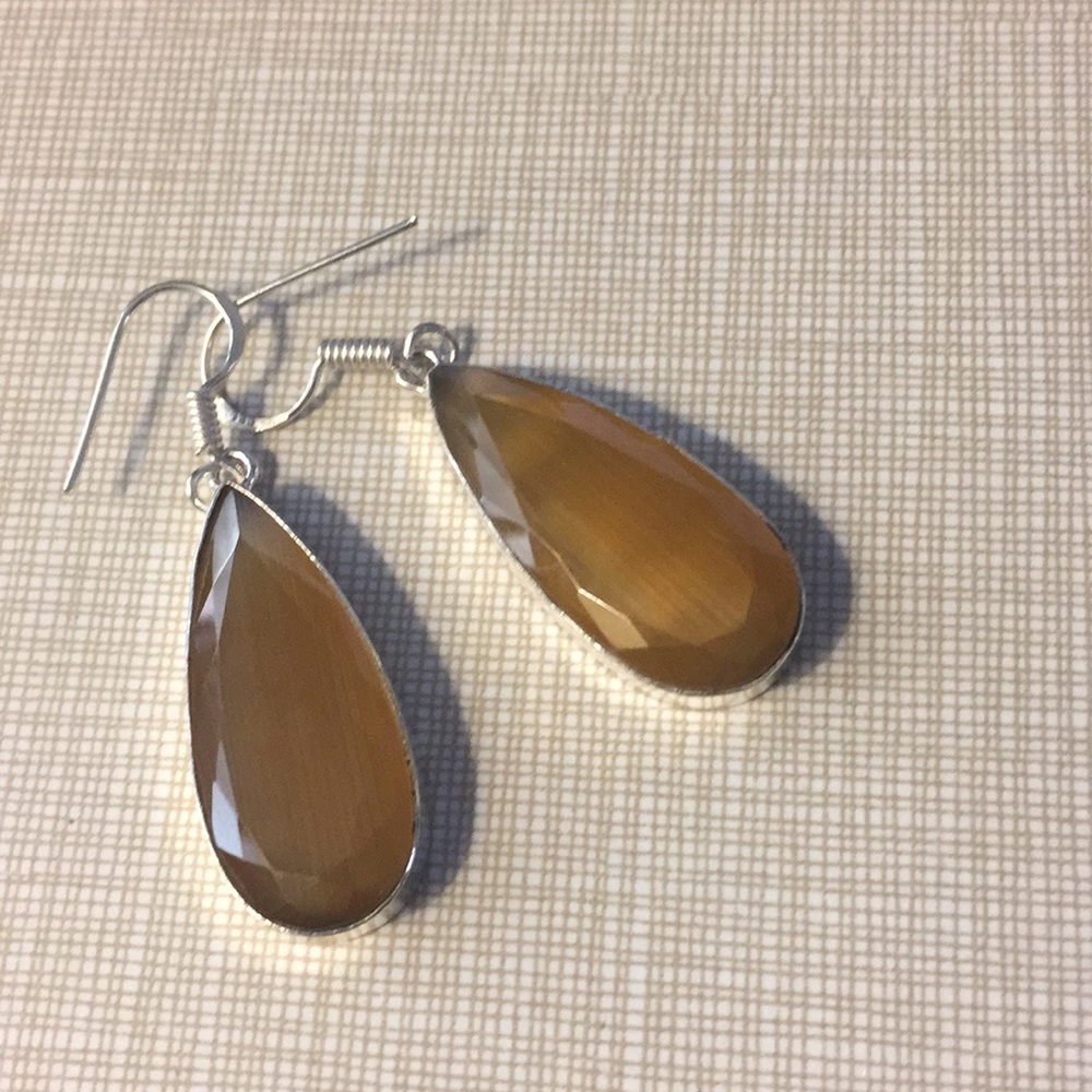 Beautifully designed stylish cat’s eye gemstone